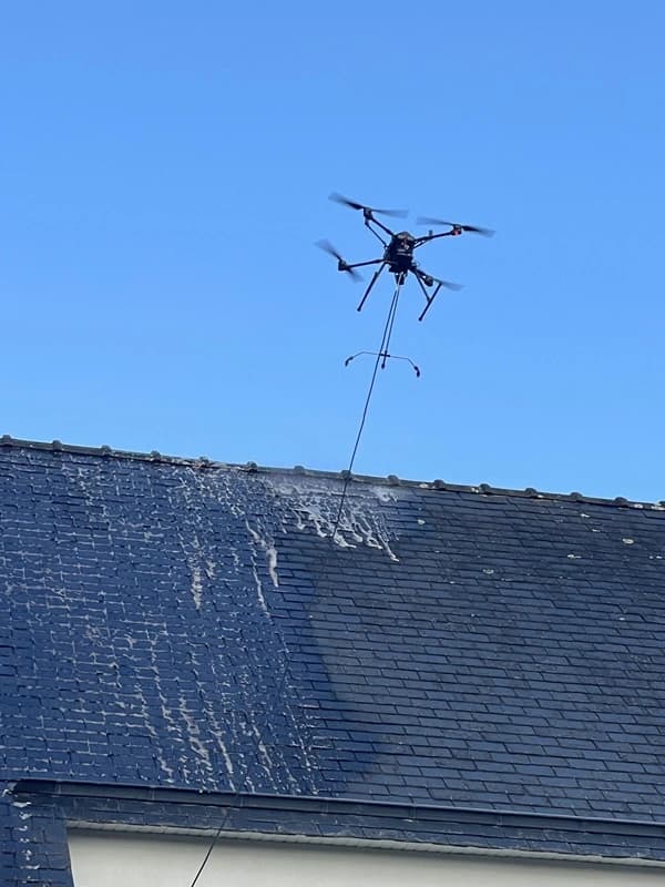 Nettoyage de panneaux photovoltaïques par drone The Droning Club